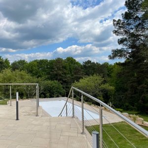 La terrasse donnant sur la piscine